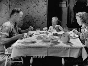 hansel-mieth-unemployed-family-around-the-dinner-table